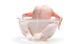 Защо е опасно да мием суровото пилешко месо