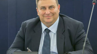 Емил Радев: Не трябва да делим насилието над хора и насилието над животни