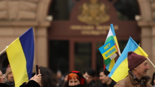 Демонстрация пред сградата на президентството под наслов България е в