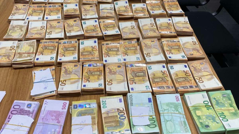 Митничари откриха недекларирана валута за над 1 950 000 лева