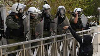 Гръцкият полицай който беше тежко ранен при нападение от спортни хулигани