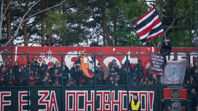 Феновете на Локомотив (София) очаквано изразиха недоволството си от срамната