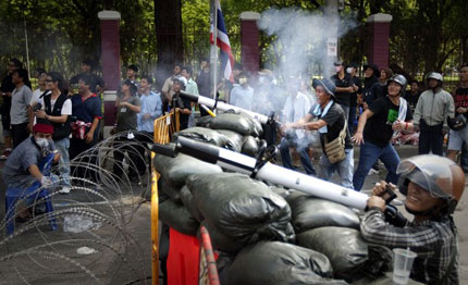 Престрелки и сълзотворен газ в центъра на Банкок 