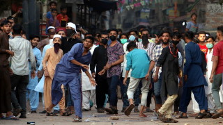 Парламентът на Пакистан дебатира дали да бъде изгонен посланикът на Франция