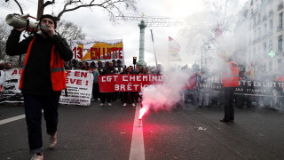 Френските профсъюзи парализираха транспорта и се събраха за масови протести
