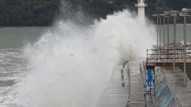 Силен вятър затвори пристанището във Варна