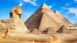 Провокативните снимки на една египтянка пред пирамидите