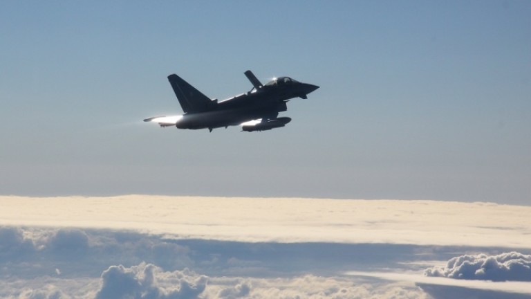 Руски боен самолет се разби в Охотско море, пилотът е оцелял