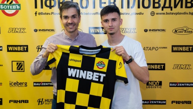 Юношата Юсеин Касов подписа първи професионален договор с Ботев (Пловдив).