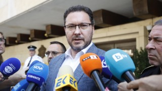 Жалко е че президентът Румен Радев си позволява в такъв