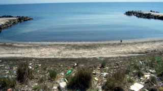 Половин тон боклуци събраха от Поморийското езеро