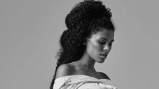 Колко е секси Тина Кунаки преди раждането