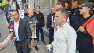 ВМРО с протестна тренировка пред дома на Кирил Петков