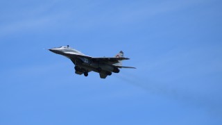 Екипажи от Военновъздушните сили изпълняват днес нощни полети със самолети