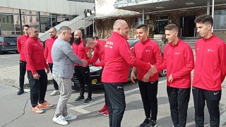 Шефовете на родното таекуондо Слави Бинев и Георги Папазки лично