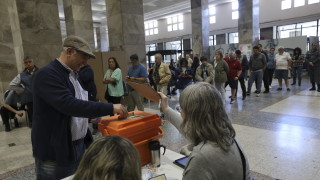 Уругвай гласува в неделя за президент и парламент съобщава Ройтерс Социолозите