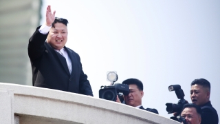 Лидерът на КНДР Ким Чен ун с изключително рядък приятелски жест