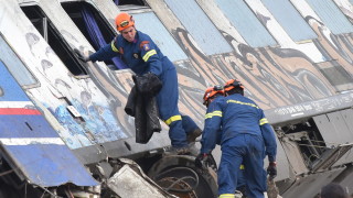 Продължават спасителните операции след катастрофата на влак IC62 край гръцкия