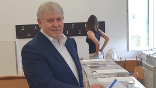 Лидерът на СДС Румен Христов подаде своя вот с хартиена