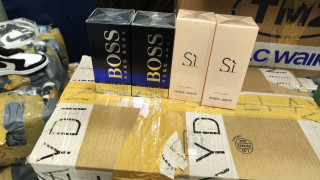 Митнически служители задържаха голямо количество маркови парфюми и обувки при