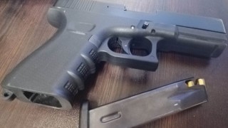 4 патрона и торбичка с прахообразно вещество са открити при