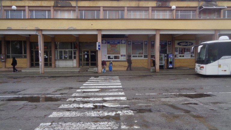 За над 3 милиона лева: Данъчните продават пернишката автогара