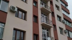 Работник падна от шестия етаж на жилищна сграда в Бургас
