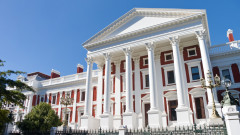 Гори парламентът на Южна Африка