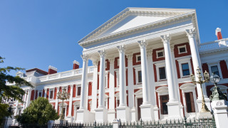 Пожар избухна в южноафриканския парламент като пламъци се извиваха от