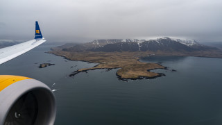 Пътнически самолет на Icelandair е извършил необичайно ниско прелитане по време