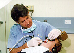 US-стоматолози лекували сираци у нас без разрешение