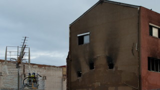 Телата на трима души са открити след пожар в изоставена