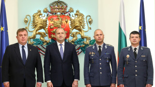 Президентът и върховен главнокомандващ на Въоръжените сили Румен Радев връчи