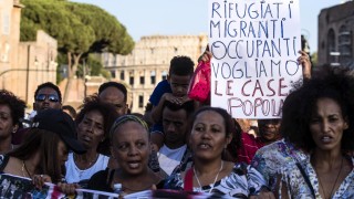 Хиляди имигранти в Рим скочиха срещу разрушаването на лагерите им
