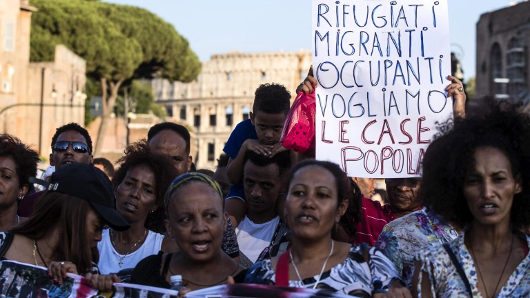 Хиляди имигранти протестираха в италианската столица Рим срещу разрушаването на
