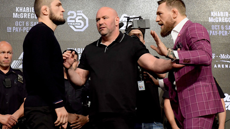 Хабиб, Дана Уайт и Конър по време на конференцията преди UFC 229.