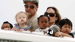 Анджелина Джоли и Брад Пит - пристрастени към осиновяването