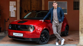 Макс Верстапен зад волана на дребничката Honda E Не това