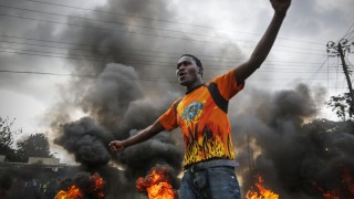 Кенийската полиция използва сълзотворен газ по протестиращи които хвърляха камъни