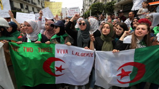 Продължават протестите в Алжир предадоха световните информационни агенции В тях