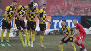 Скаут на френския Сент Етиен наблюдава играчи на Царско село в