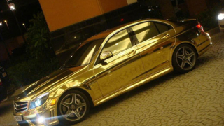 В Дубай блесна Mercedes C63 AMG в златист хром