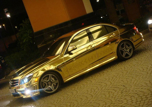 В Дубай блесна Mercedes C63 AMG в златист хром