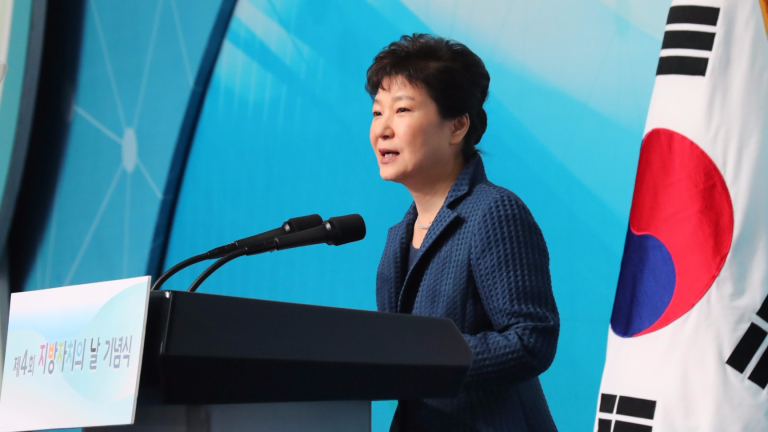 Хиляди поискаха оставката на южнокорейския президент 