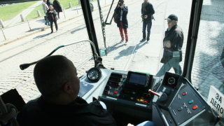 Момче наръга с нож друго момче в тролей №7 в