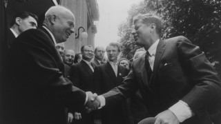 Бивш шеф на ЦРУ Р Джеймс Улси и високопоставен разузнавач от