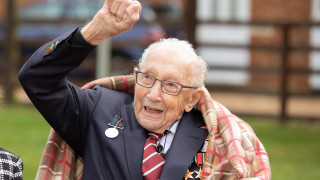 Рицарско звание за 100-годишния ветеран Том Мур, събрал 33 млн. лири за британските лекари