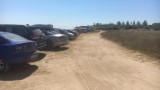 Министерството на туризма сезира МВР за десетки паркирани коли върху дюни на плаж „Крапец-север“ 