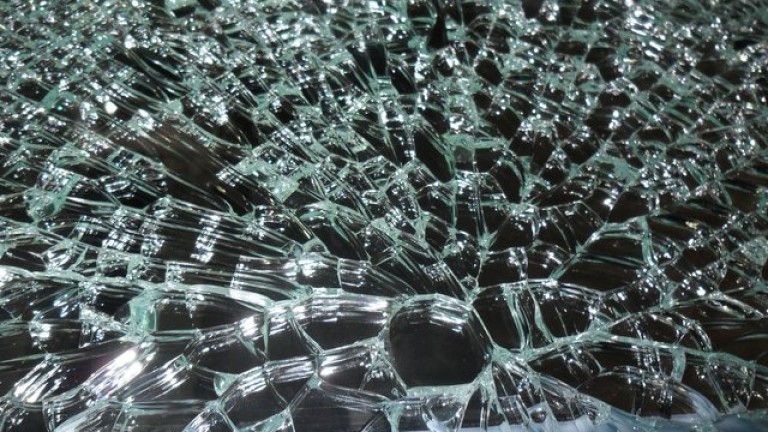 Счупиха стъклото на колата на горските в Сливен