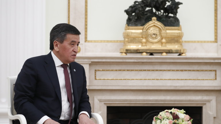 Президентът на Киргизстан Соронбай Жеенбеков подаде оставка на фона на